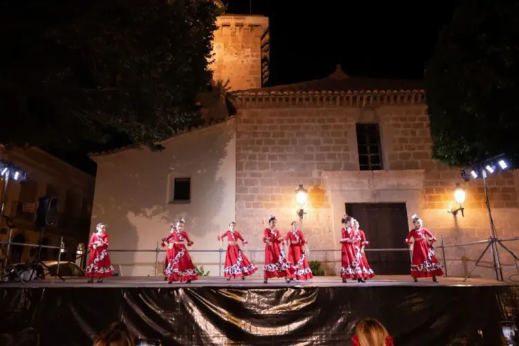 La Villa de Níjar acoge un encuentro de folclore entre Las Refajonas y la academia de baile María Jesús de Carboneras