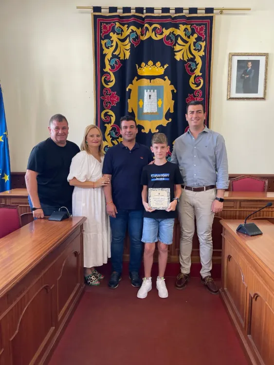 José Francisco Garrido recibe a la nueva promesa del fútbol nijareño