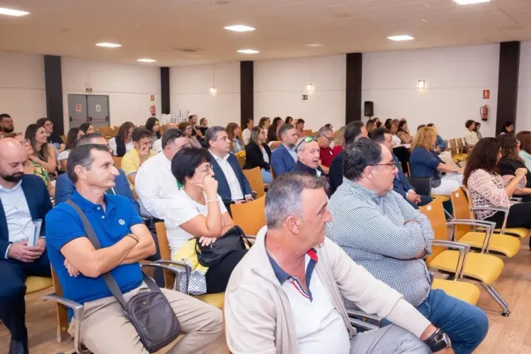 Más de 200 personas asisten a la I Jornada de Concienciación sobre el TEA en Níjar