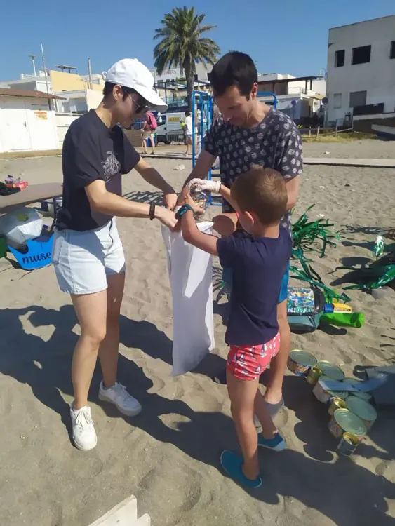El Ayuntamiento de Níjar presenta en los IES de Campohemoso y San Isidro el programa “Mi Playa Bonica”,