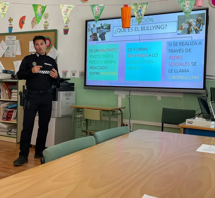 El agente tutor de Níjar visita el colegio de Pueblo Blanco