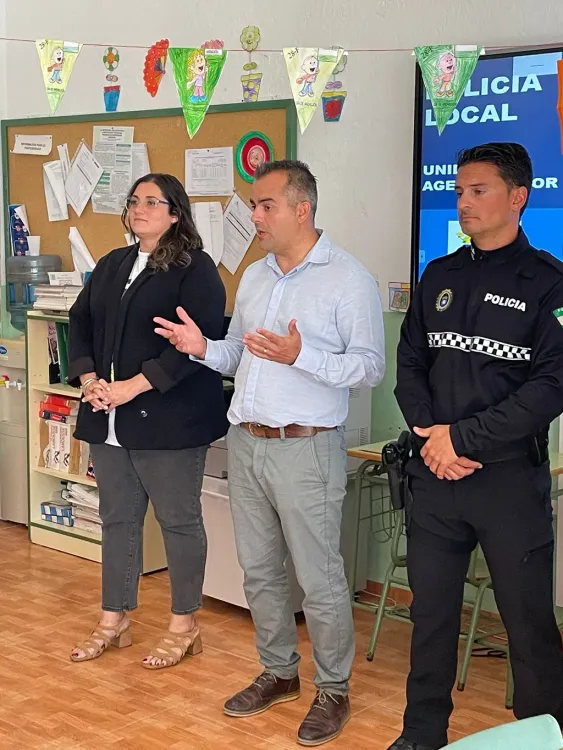 El agente tutor de Níjar visita el colegio de Pueblo Blanco