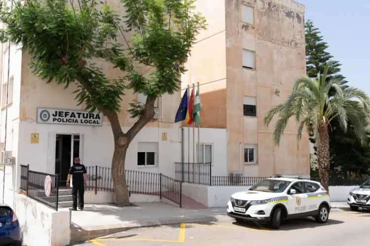 La Policía Local de Níjar detiene en Las Negras a tres varones acusados de intentar agredir a los agentes y de delito contra la seguridad vial