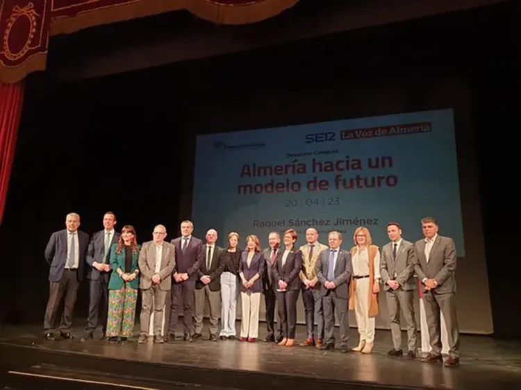 La alcaldesa de Níjar participa en la charla coloquio de la ministra de Transportes del Gobierno de España