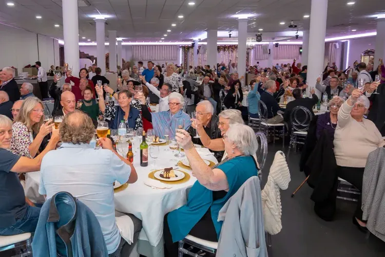 La comida de mayores de Níjar por Navidad congrega a mil personas en la Venta del Pobre