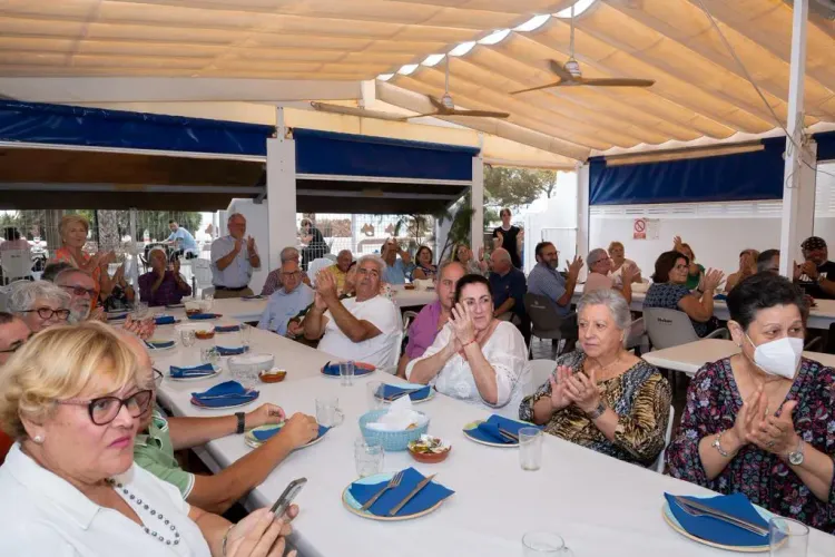 La Asociación de Tercera Edad de la Isleta del Moro homenajea y despide a su presidente, tras 27 años en el cargo