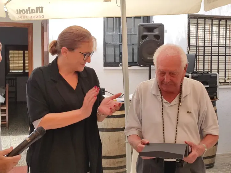 La Asociación de Tercera Edad de la Isleta del Moro homenajea y despide a su presidente, tras 27 años en el cargo