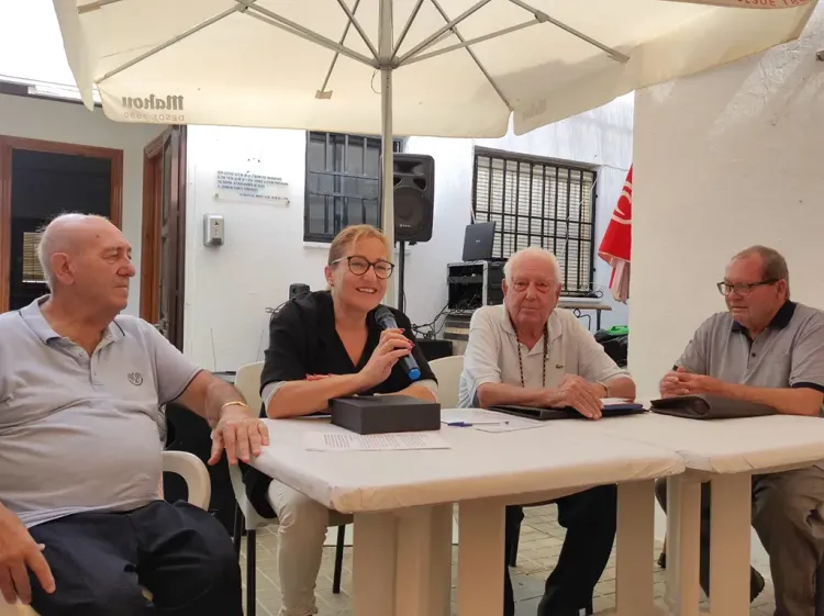 La Asociación de Tercera Edad de la Isleta del Moro homenajea y despide a su presidente, tras 27 años en el cargo