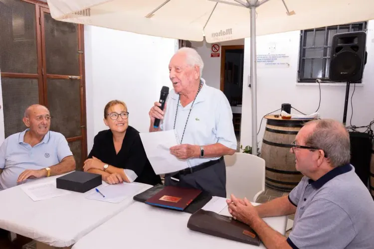 La Asociación de Tercera Edad de la Isleta del Moro homenajea y despide a su presidente, tras 27 años en el cargo