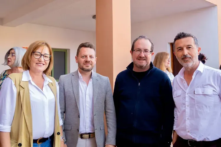 Pintores se forman en un taller de pintura de paisaje en la playa de los Genoveses, en Níjar