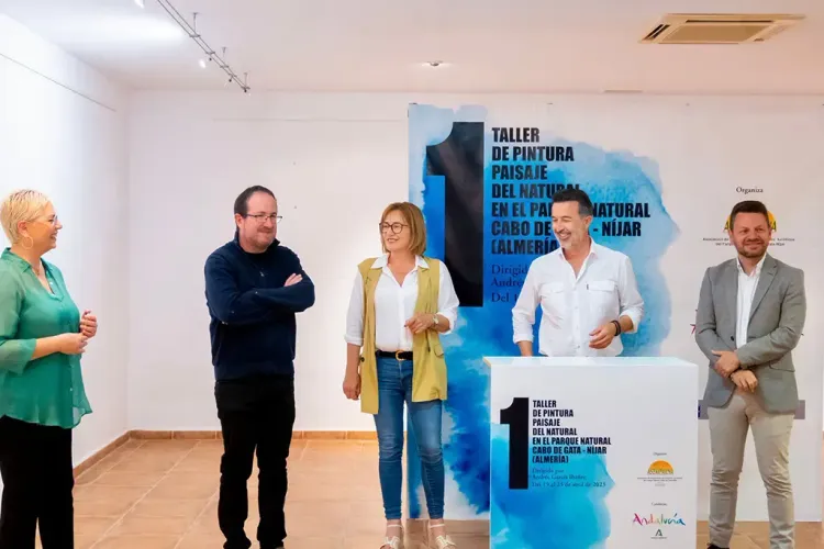 Pintores se forman en un taller de pintura de paisaje en la playa de los Genoveses, en Níjar