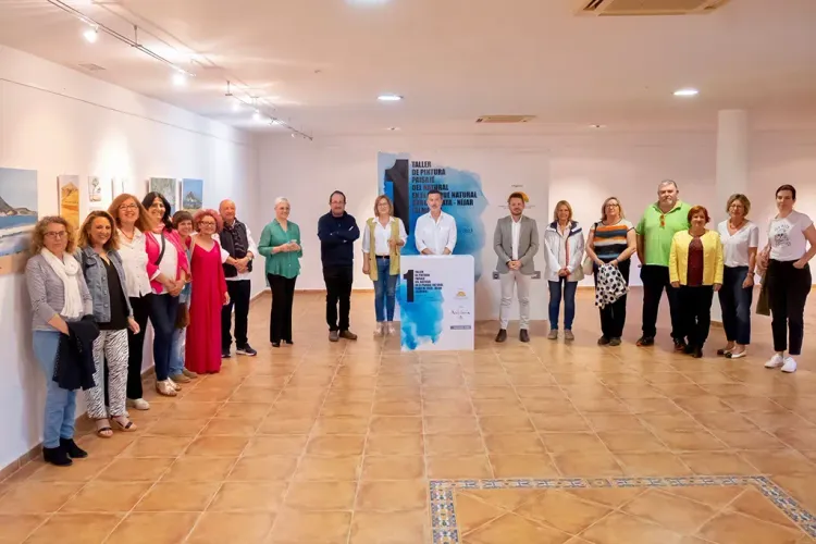 Pintores se forman en un taller de pintura de paisaje en la playa de los Genoveses, en Níjar