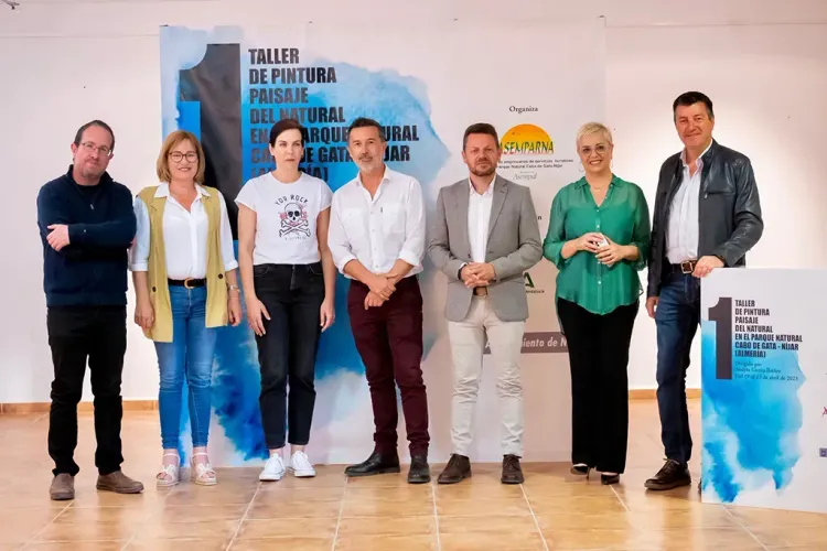 Pintores se forman en un taller de pintura de paisaje en la playa de los Genoveses, en Níjar
