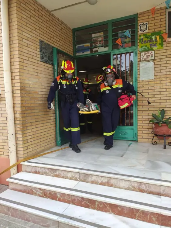 Simulacro de emergencia para formar a los alumnos de colegios