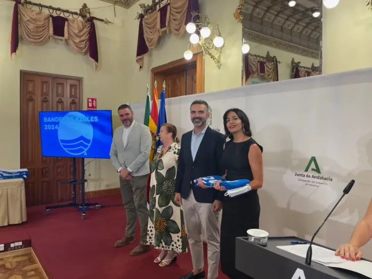 Níjar recoge las banderas azules de las playas de San José y de Agua Amarga