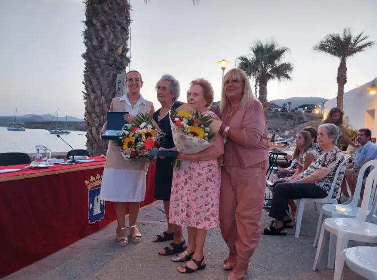 Emotivo reconocimiento a las personas mayores de la Isleta del Moro