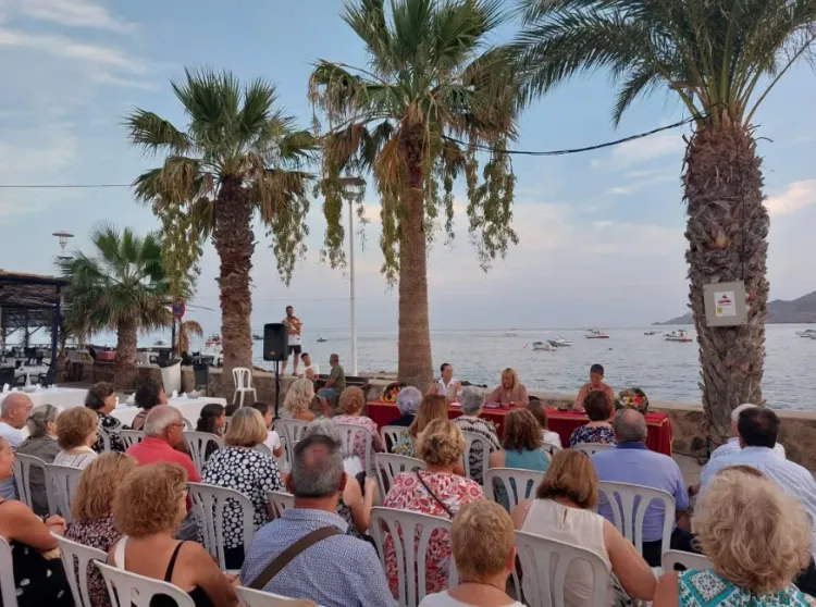 Emotivo reconocimiento a las personas mayores de la Isleta del Moro